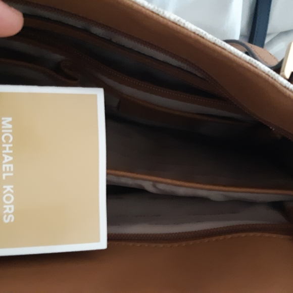 Authentic Michael kors Large Morgan Vanilla white & Brown leather trim.  Tote - Picture 4 of 8